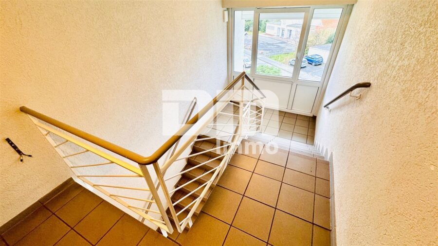 Modernes Einzimmer-Apartment mit Maisonettebereich + PKW-Stellplatz Nähe Uni - Treppenhaus